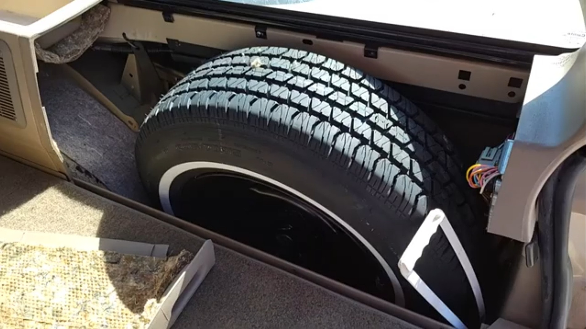 Slate Auto Pickup Truck Using Rear Footwell Space for Spare Tire Storage (Design Ideas) 1000035692