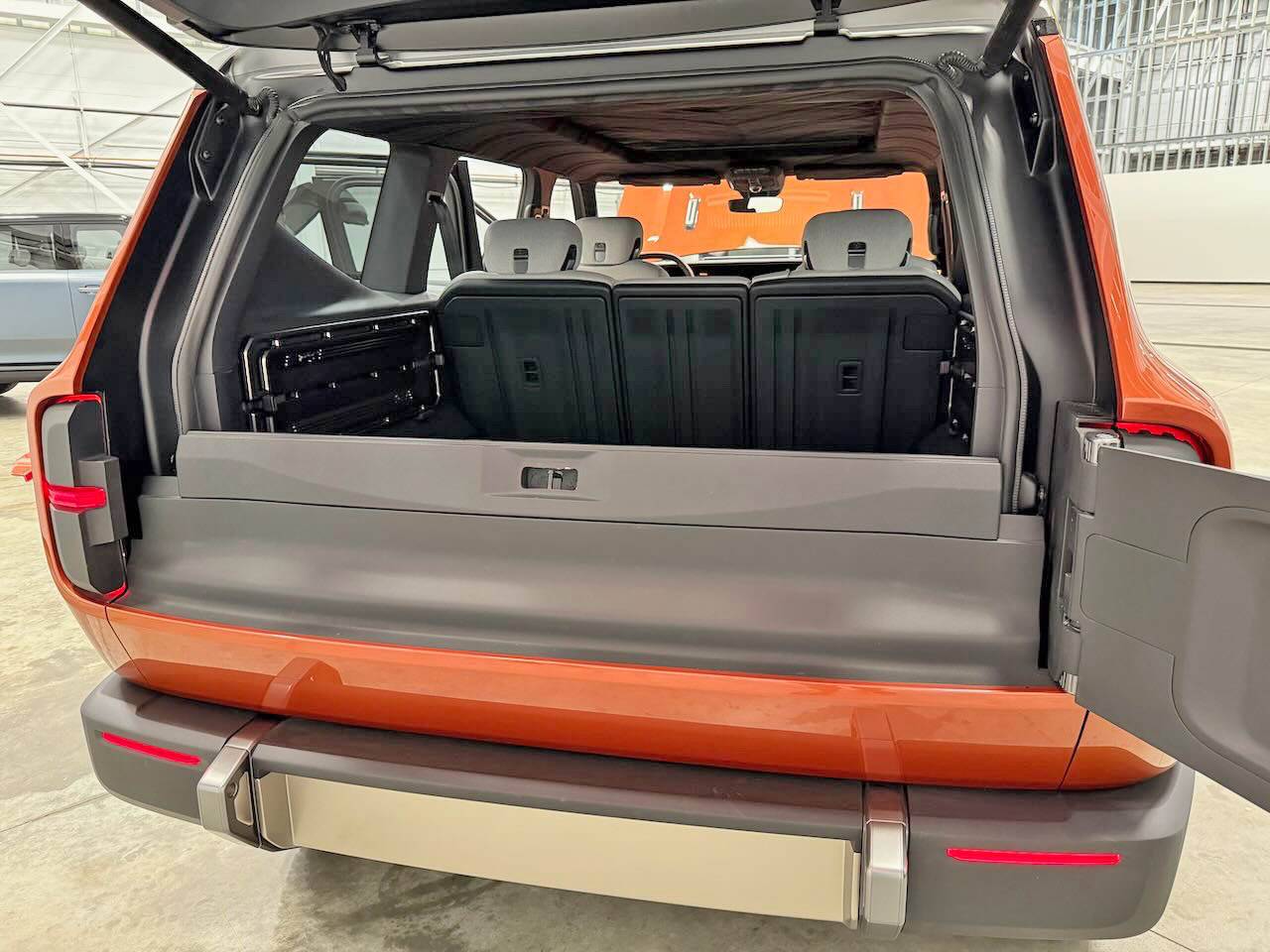 Slate Auto Pickup Truck Official: Scout EV Pickup & SUV debut w/ Gas Range Extender, 4x4, BOF, Lockers, Sway Bar Disconnect -- All Specs, Wallpapers, Video raveler-liftgate-40_20_40-split-bench-seat-jpg-