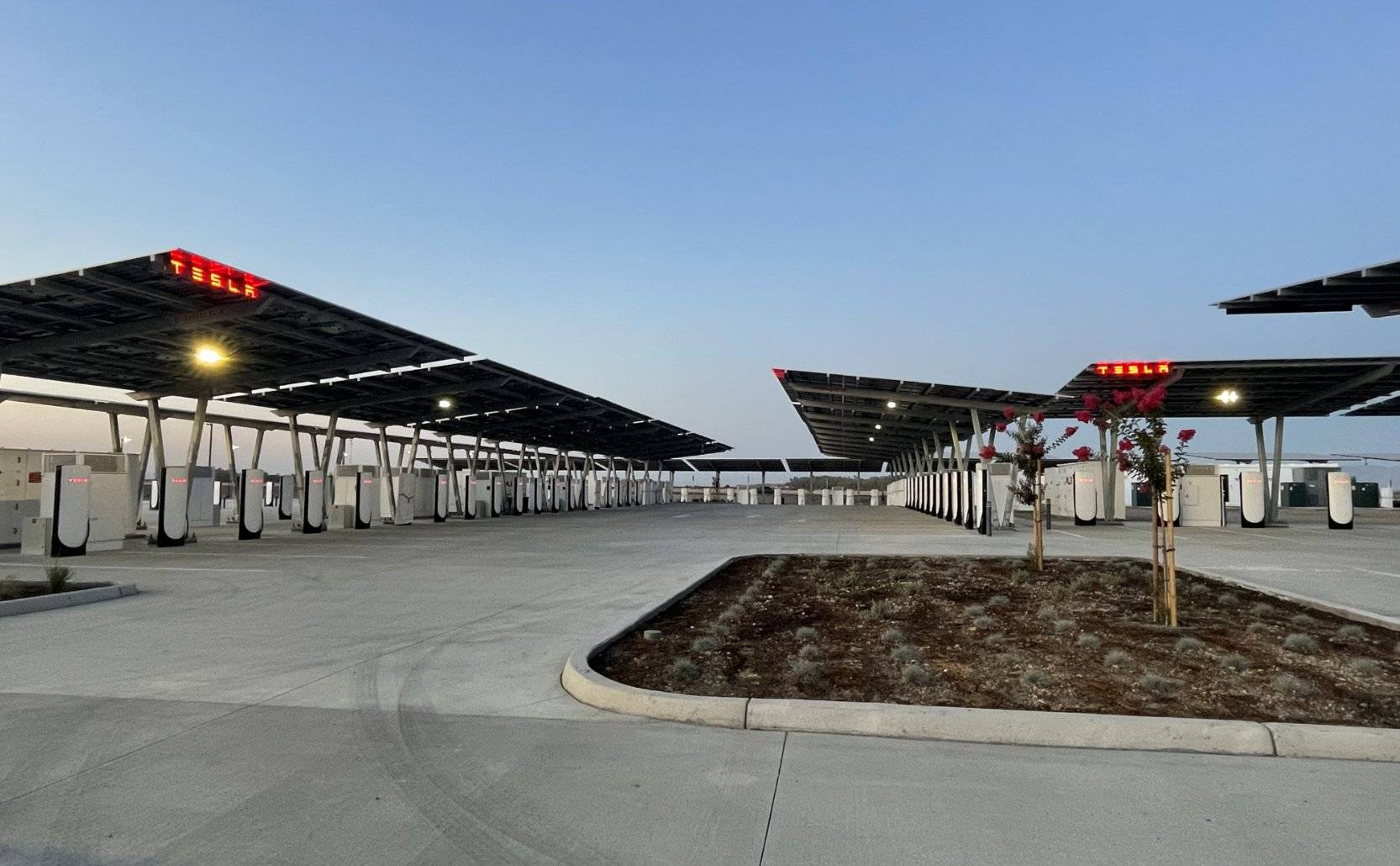 Slate Auto Pickup Truck Tesla opens massive 168 V4 - solar powered, off grid Supercharger station in Lost Hills, CA tesla-lost-hills-supercharger-2